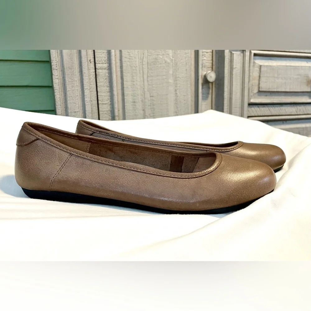 *EUC* TAOS Rascal - Women's Size 10 - Beige/Taupe Leather - Comfort/Ballet Flats - Picture 4 of 8